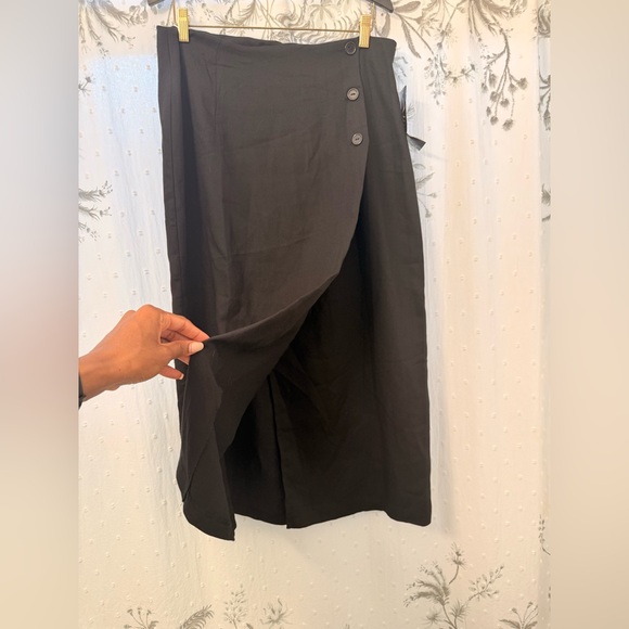 Chic Black Button-Accent Midi Skirt - Picture 4 of 8